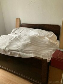 Manželská postel, skříně a noční stolky