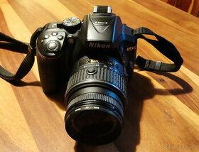 Nikon D5300 + objektiv + baterie + nabíječka + brašna