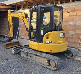 Prodám zánovní minirypadlo CAT 304e2 CR 4t