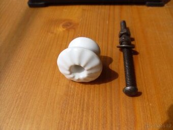 Porcelánové úchyty průměr 25 mm a výška 23mm se šr