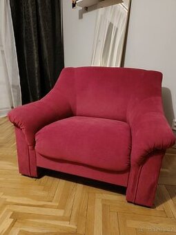 Růžové křeslo