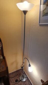 Stojací čtecí lampa