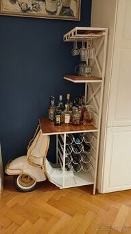 Bar/vinotéka/stojan na víno ve stylu skútru Vespa