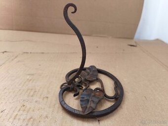 Prodám starožitný držák z tepaného železa