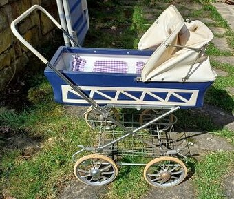 Pěkný kočárek na panenky