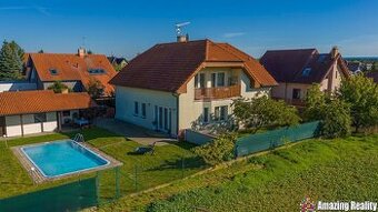 Prodej nadstandardního rodinného domu se zahradním domkem a - 1