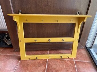 Starožitná polička na hrnky.