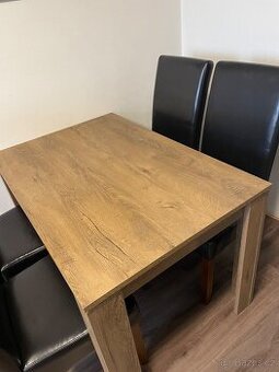 Jídelní stůl s židlemi