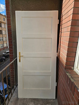 Bílé dveře z masivu - původní prvorepublikové