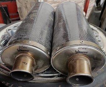 Akrapovič výfuky .Délka tlumičů 40cm .Cena za oba dohromady