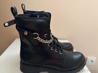 GUESS kotníkové boty