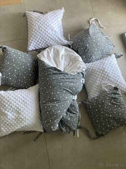 Péřová zavinovačka a polštářkový mantinel