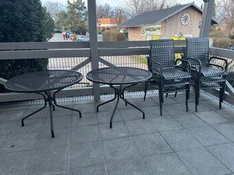 Kovový nábytek- 2 kulaté stoly, 6 židlí