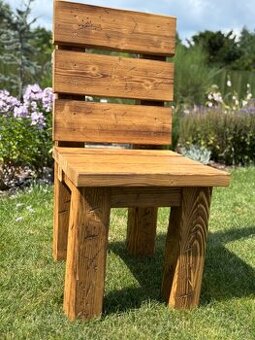 Masivní dřevěná židle drásaná s přírodní kresbou dřeva