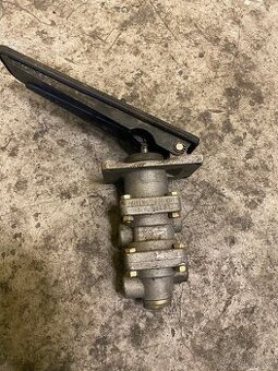 Prodam hl brzd ventil a skla kabiny Tatra148