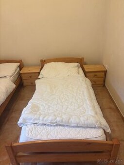 Dřevěná postel s matraci a noční  stolek