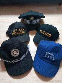 Sbírka čepic policie a městské policie