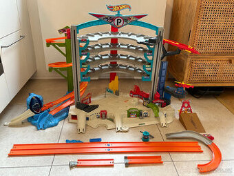 Hot Wheels Mega garáž se žralokem