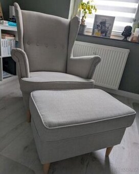 UŠÁK IKEA STRANDMON S PODNOŽKOU
