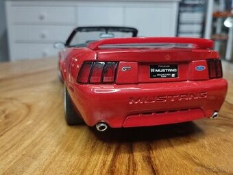 Ford Mustang GT 1999 1/18 Maisto