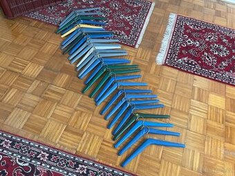 28 použitých zachovalých věšáku. Retro