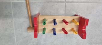 Dřevěné zatloukání kolíků