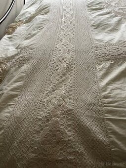 Starožitný ručně vyšívaný přehoz na postel