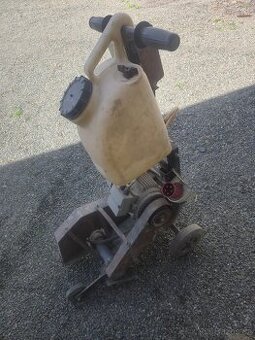 Řezač spár na asfalt, beton