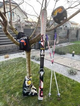 Lyže Fischer, lyžáky Salomon, hůlky, helma a brýle