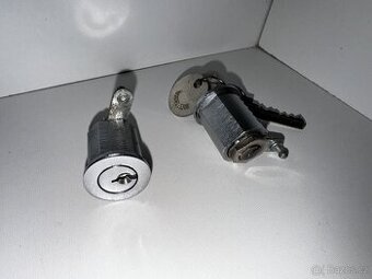 Škoda 110 R, 110R nové originál dverové zámky FAB