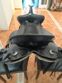 historické sedlo na koně, celokožené, zdobené, kompletní