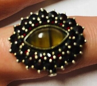 Stříbrný prsten s českými granáty a tygřím okem.