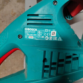 ELEKTRICKÝ ZASTŘIHÁVAČ ZIVÉHO PLOTU