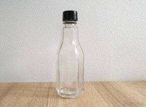 Osmihranná sběratelská lahvička s nalévacím zobáčkem