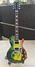 Zmenšené dřevěné repliky kytar k dekoraci (ruční práce)