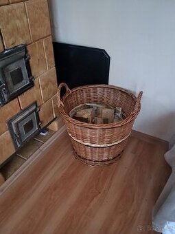 Velký proutěný koš na dřevo