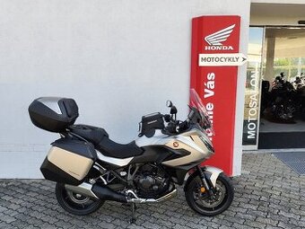 HONDA NT1100 2025 ČR 5400km, horní kufr, quickshifter