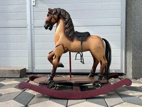 Veliký dřevěný houpací kůň na kolečkách malovaný