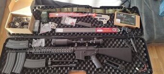 M16 + přislušenství a Sniper Remington 700