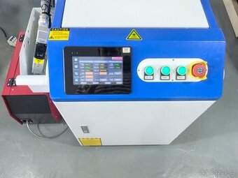 Čistící, svařovací a řezací laser