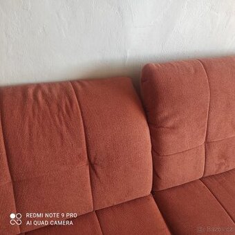 Prostorný gauč oranžový