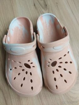 Gumové pantofle typu "kroksy" crocs 32