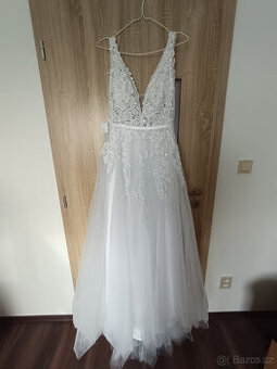 Boho šaty s třpytivou krajkou a perličkami nové