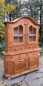 Masivní rustikální příborník