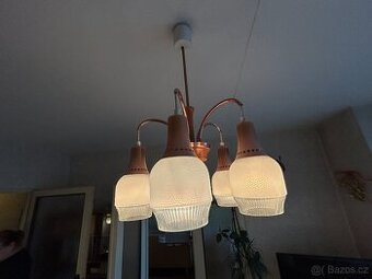 Lustr pětiramenný a nástěnná lampička, mosaz a sklo