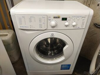Prodám plně funkční dig. pračku zn. indesit na 5 kg--DOVEZU-
