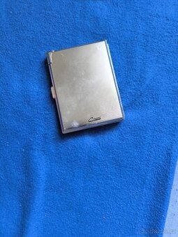 Sběratelská tabatěrka na cigarety, uvnitř zapalovač