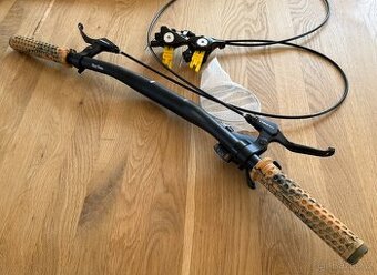 Kompletně osazená nová originální řídítka NS Bikes Clash 26