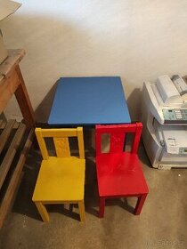 Dětský stůl a dvě židle