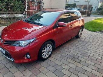 Toyota auris 1,6i 96kw r.v 2014 naj 70t automat